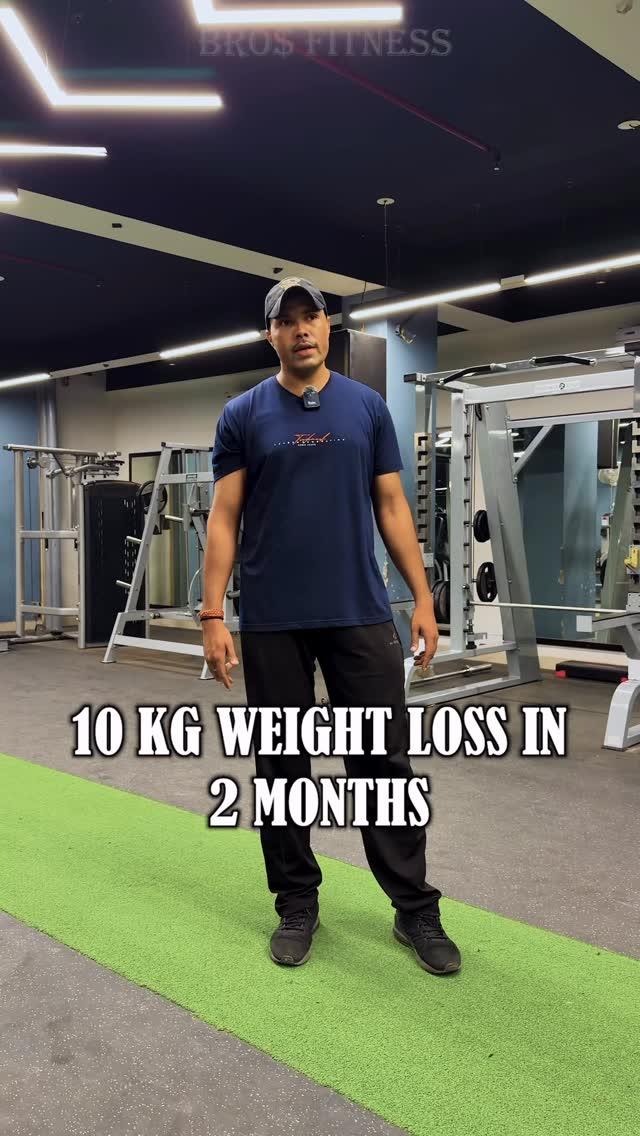 A member sharing their experience on the BRO’$ FITNESS gym floor